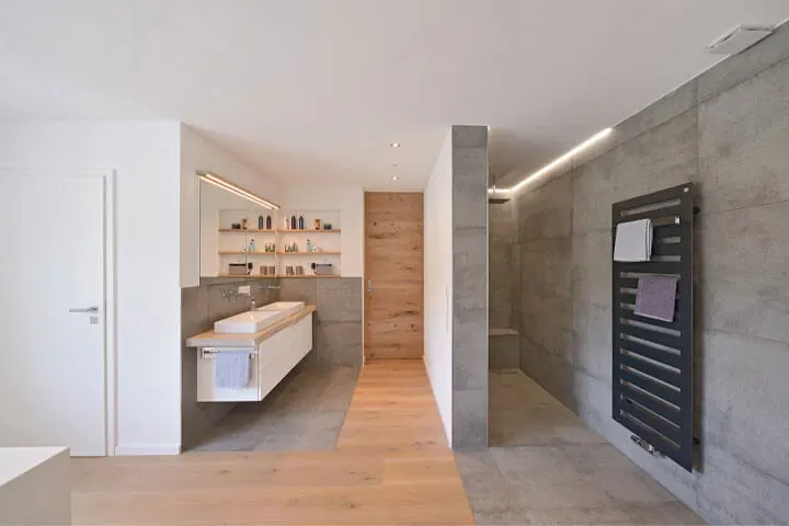 Badezimmer mit edlem Holzboden, dazu verschiedene Regal- und Unterschranklösungen