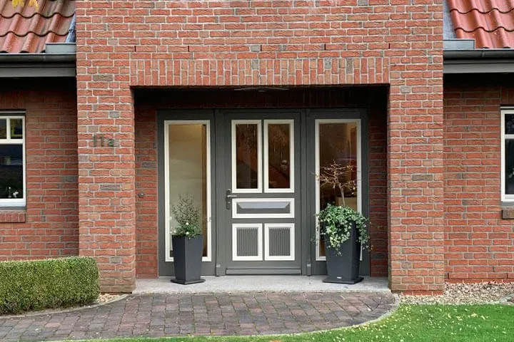 Haustür mit eleganter Tafeloptik und großen Sichtfenstern jeweils links und rechts