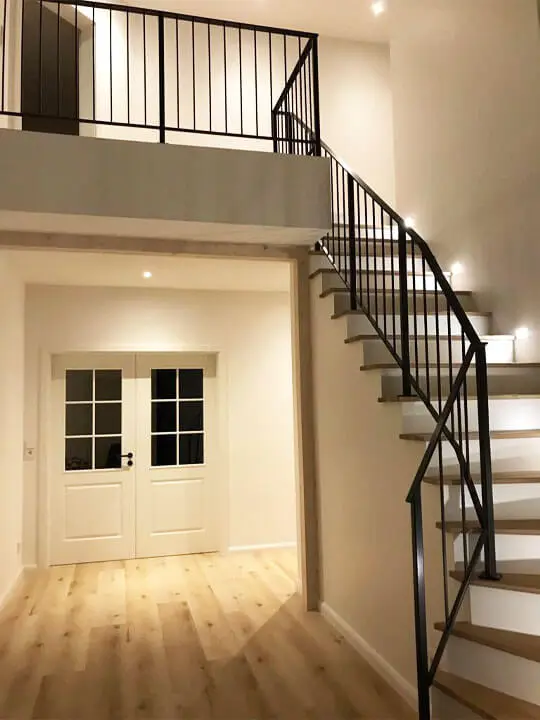 Treppe mit beleuchteten Stufen und Doppeltür
